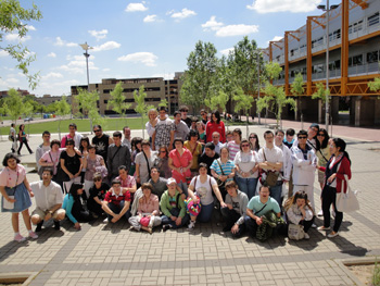 Foto de familia de todos los participantes en el Campus Universitario.